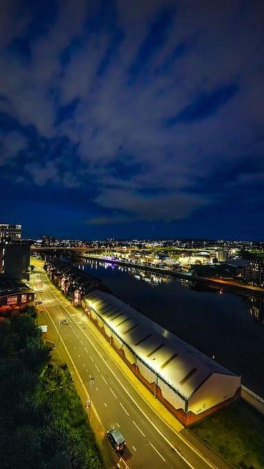 Apartamento Luxurious Penthouse With Bar At Glasgow Hydro & Secc Exterior foto