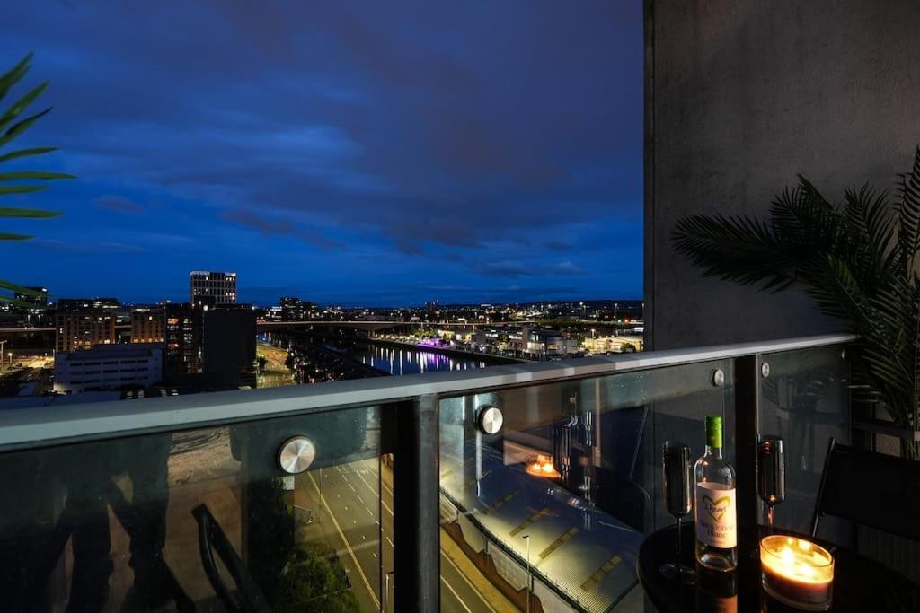 Apartamento Luxurious Penthouse With Bar At Glasgow Hydro & Secc Exterior foto